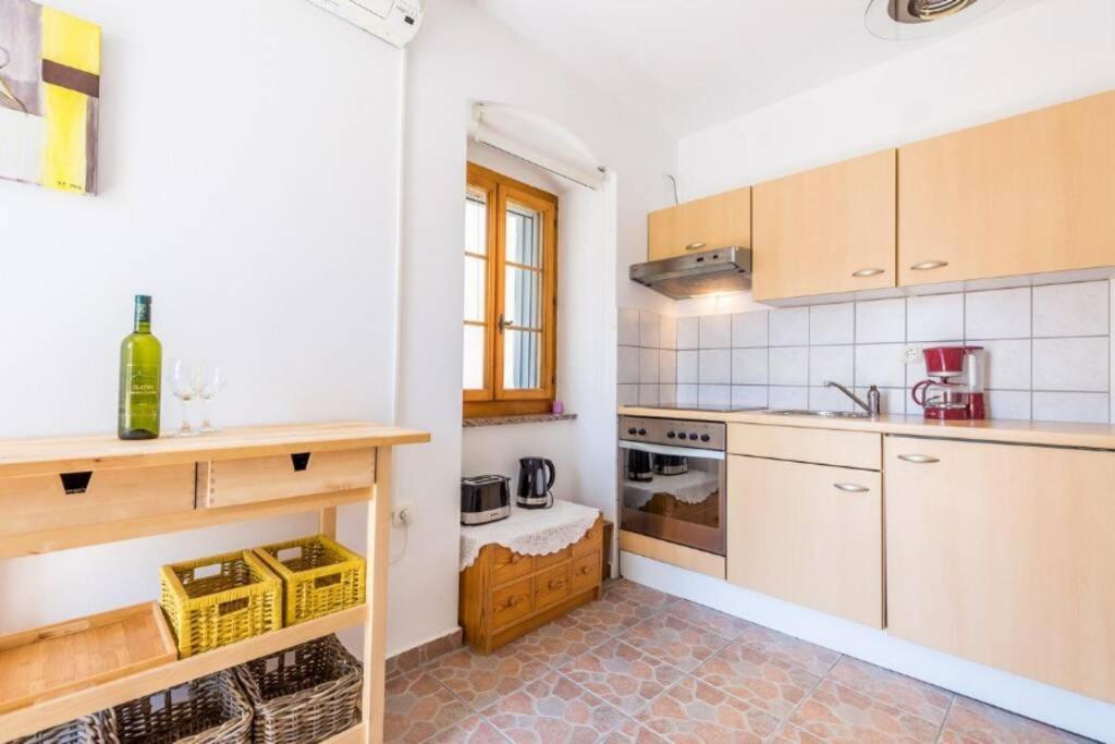 Tin 2 Apartment Vrbnik Bagian luar foto