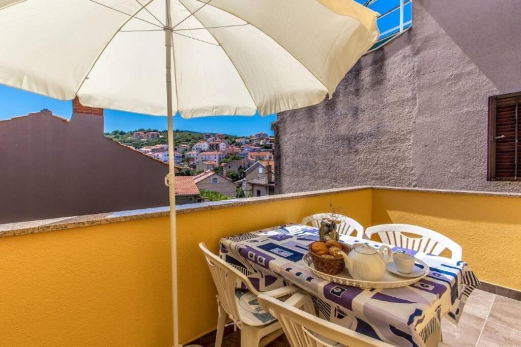 Tin 2 Apartment Vrbnik Bagian luar foto