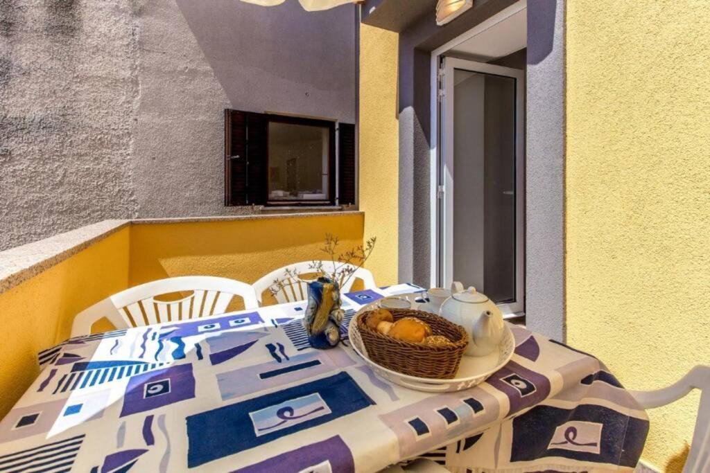 Tin 2 Apartment Vrbnik Bagian luar foto