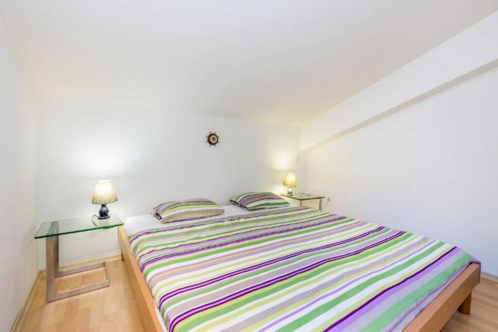 Tin 2 Apartment Vrbnik Bagian luar foto