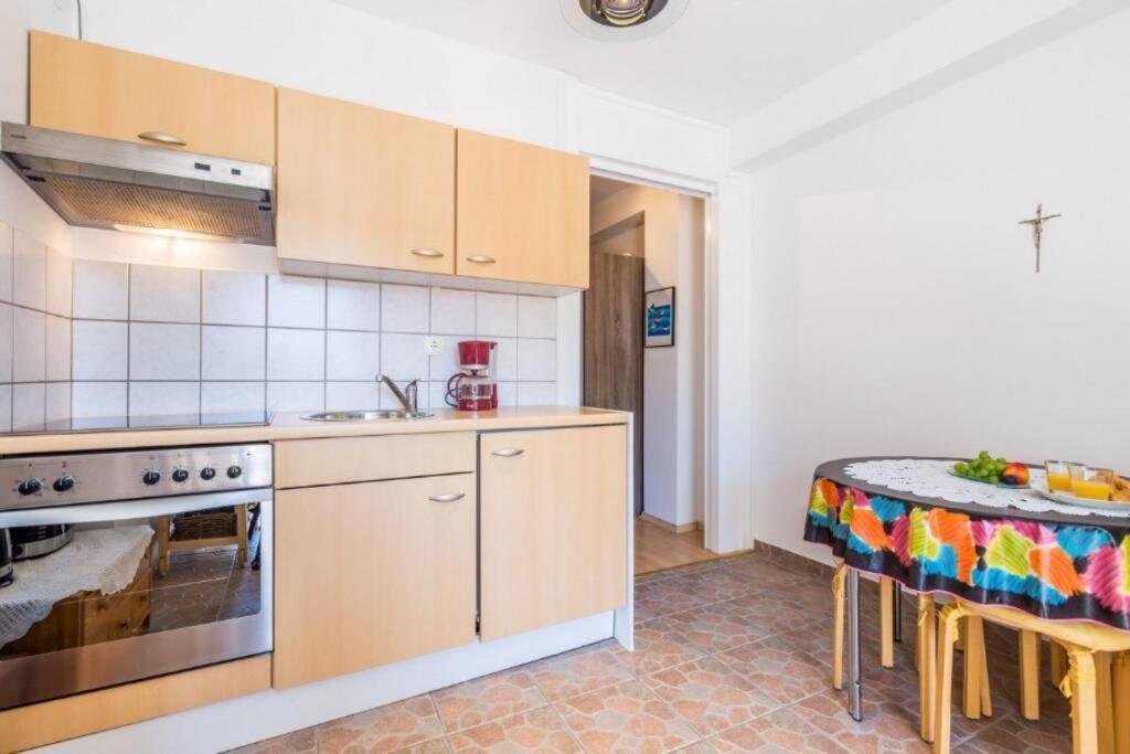Tin 2 Apartment Vrbnik Bagian luar foto