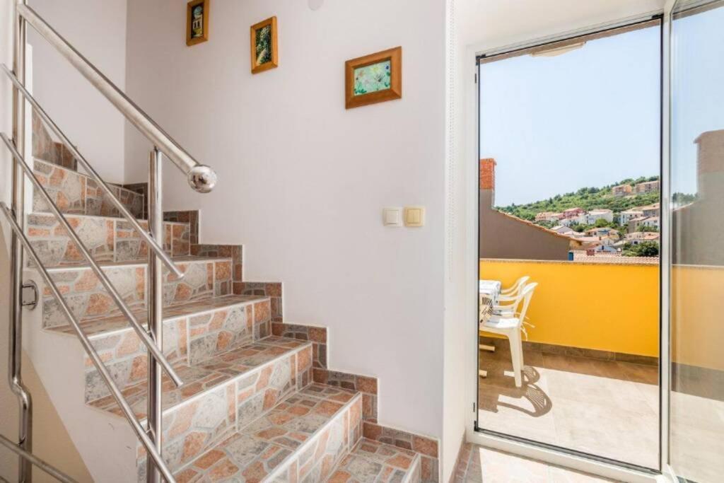 Tin 2 Apartment Vrbnik Bagian luar foto