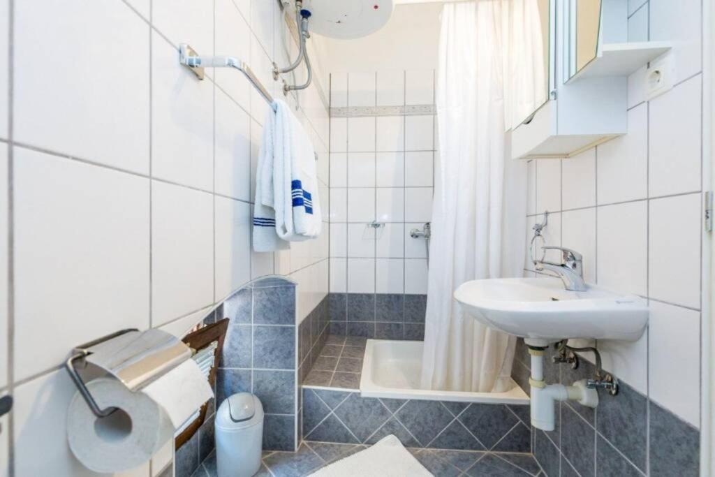 Tin 2 Apartment Vrbnik Bagian luar foto