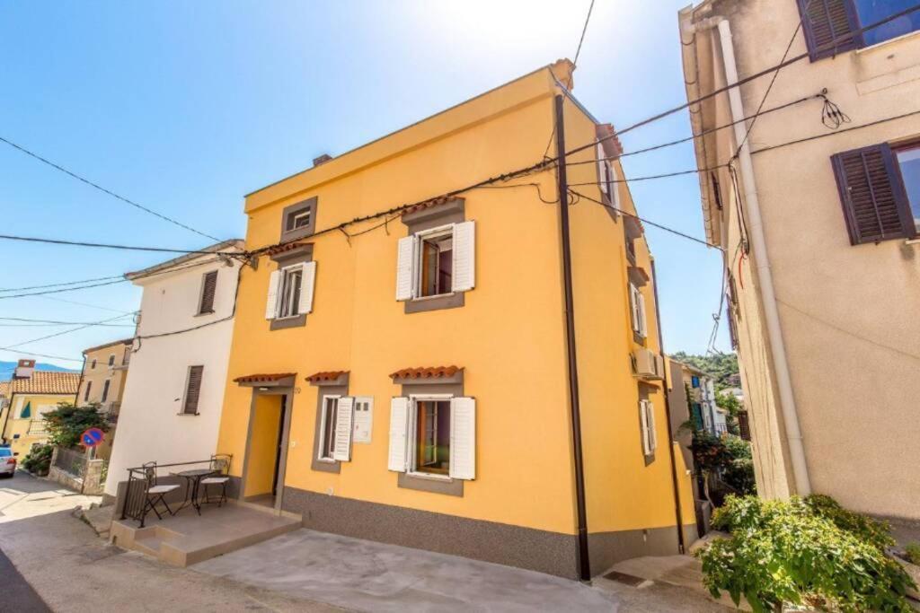 Tin 2 Apartment Vrbnik Bagian luar foto