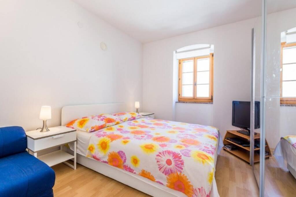 Tin 2 Apartment Vrbnik Bagian luar foto