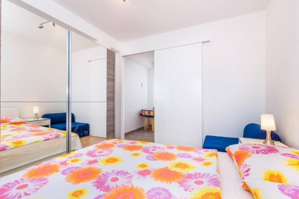 Tin 2 Apartment Vrbnik Bagian luar foto