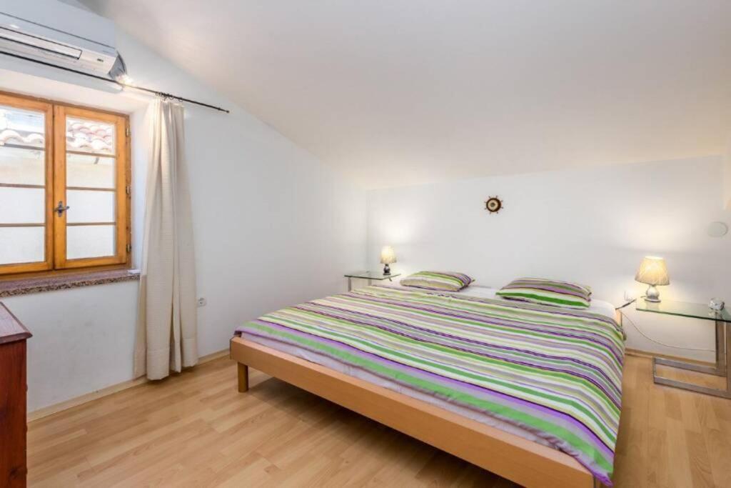 Tin 2 Apartment Vrbnik Bagian luar foto