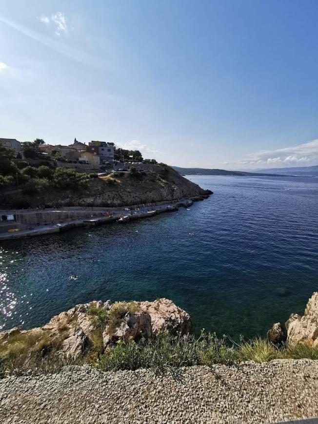 Tin 2 Apartment Vrbnik Bagian luar foto